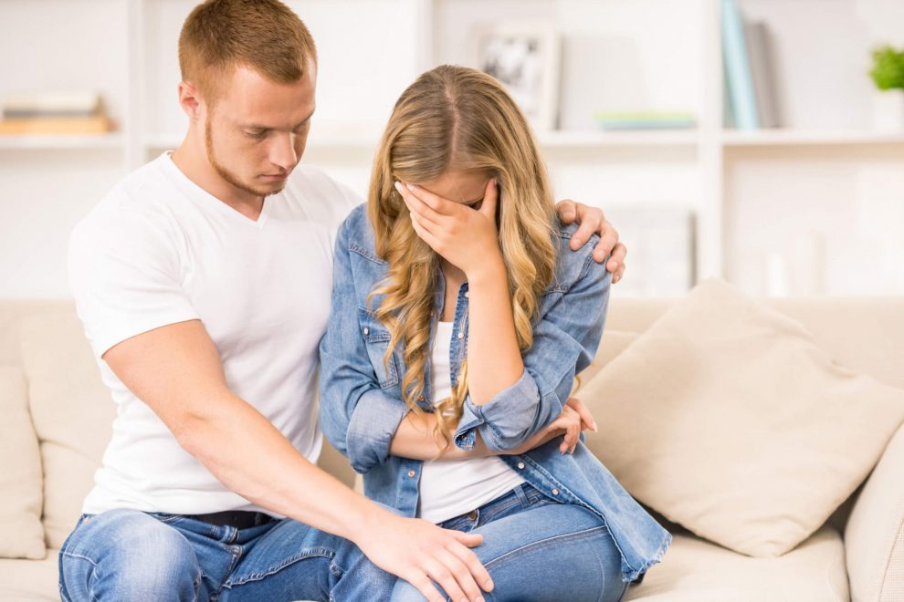 esterilidad de origen desconocido – pareja abrazada esterilidad de origen desconocido - pareja abrazada