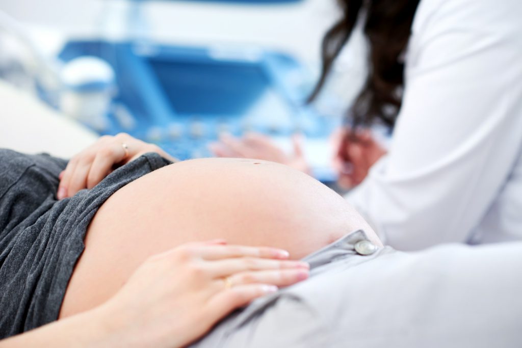 ginecóloga especializada en reproducción asistida - mujer en el ginecólogo