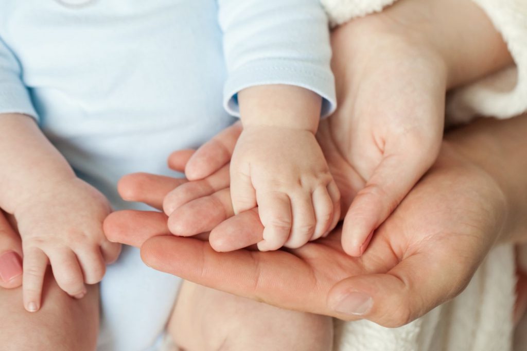 aborto por repetición - manos de bebé