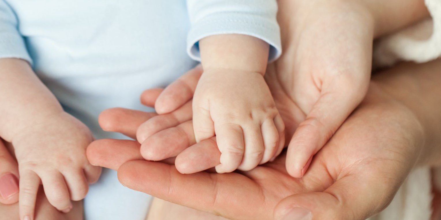 aborto por repetición - manos de bebé