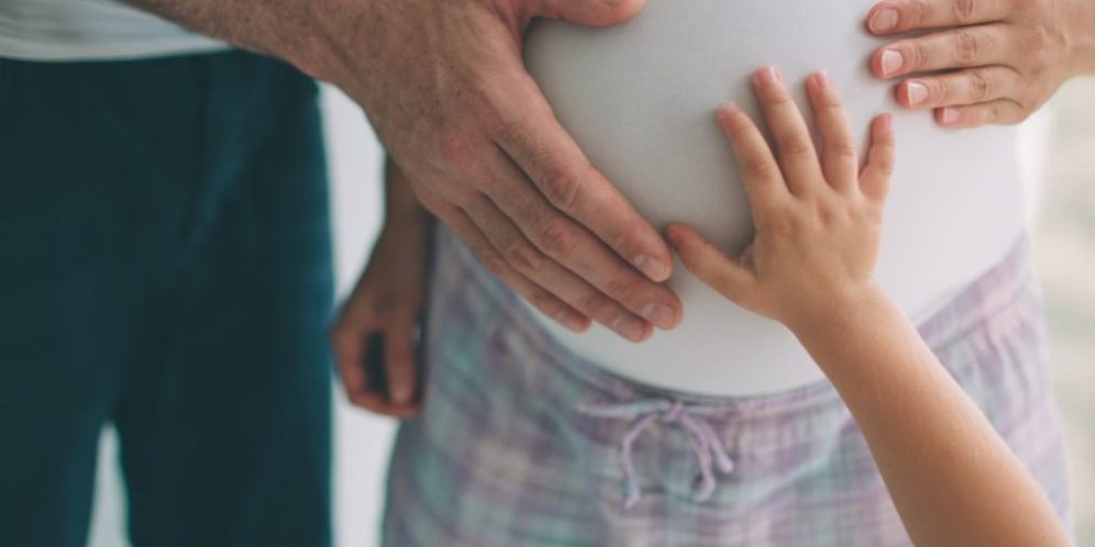 factor masculino – mano en la barriga