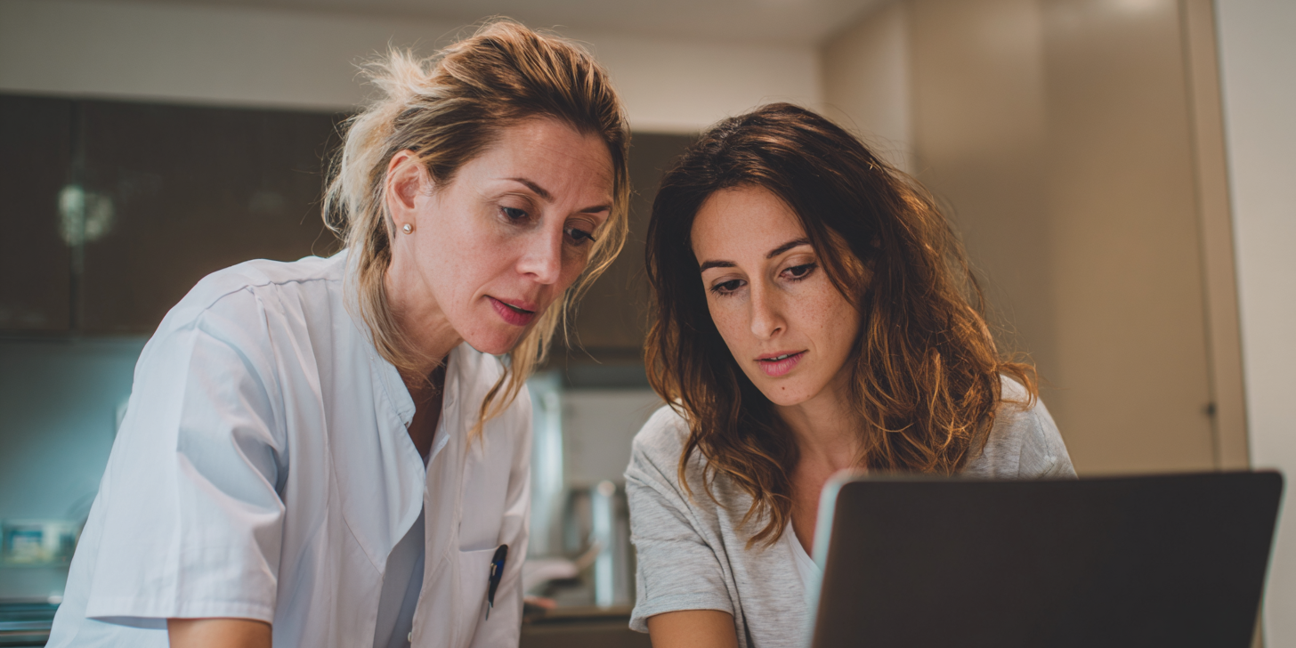 Doctora muestra análisis de la calidad de sus óvulos a paciente mujer