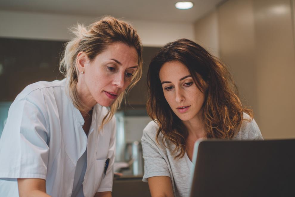 Doctora muestra análisis de la calidad de sus óvulos a paciente mujer
